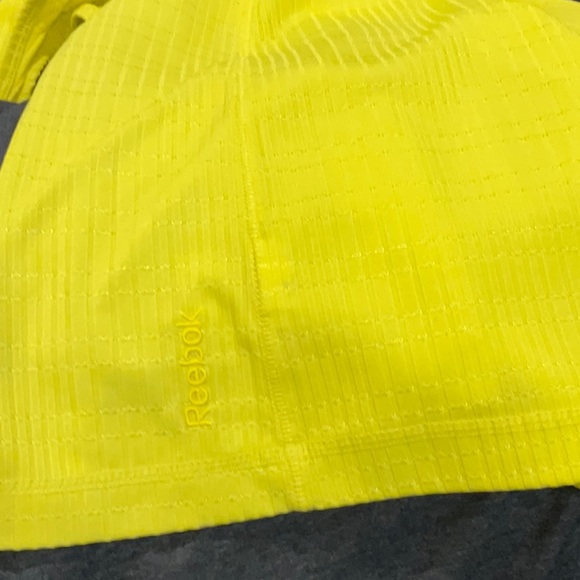 Reebok running/workout top - Picture 4 of 4